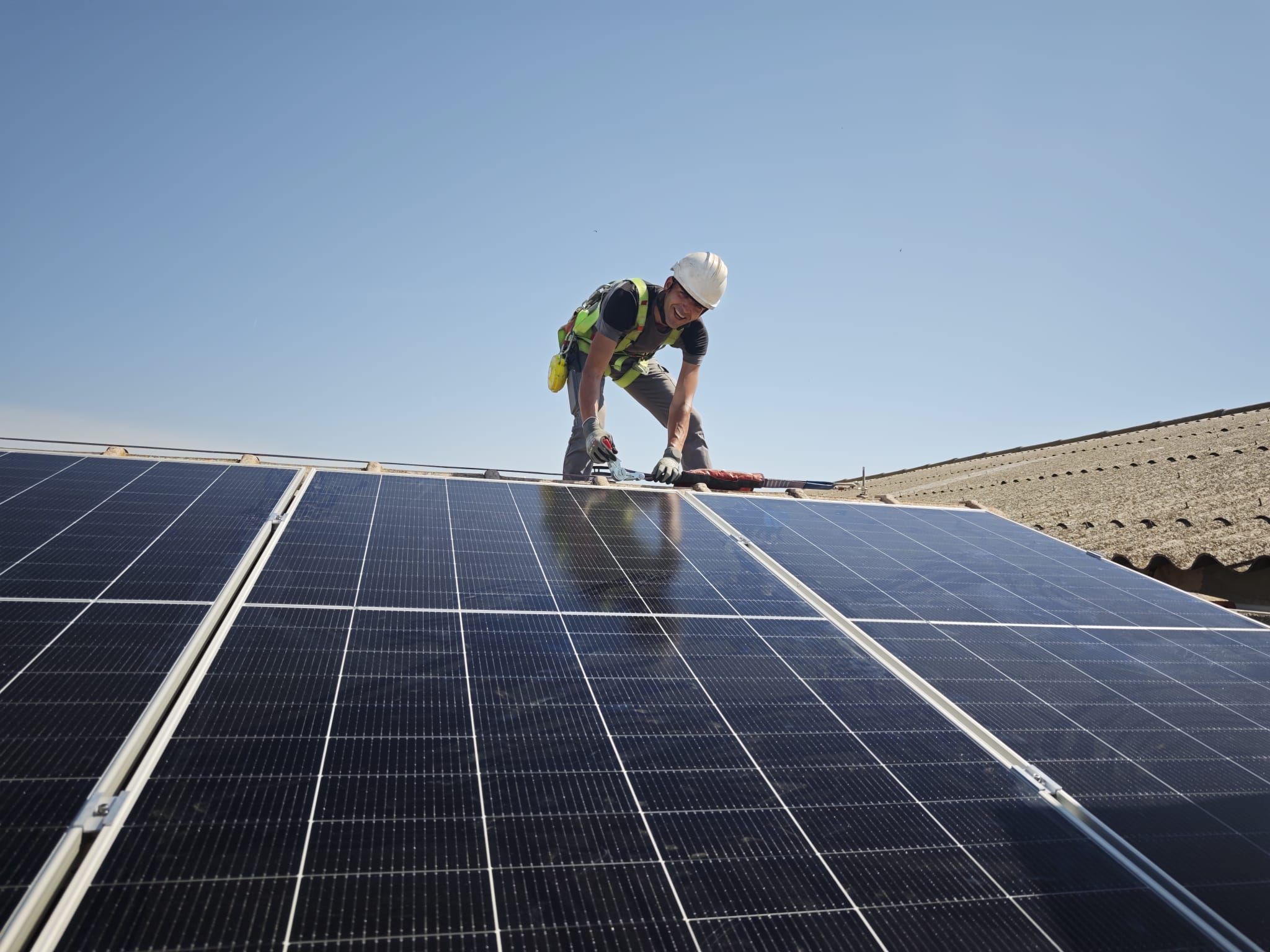 Instalación fotovoltaica en nave industrial con plataforma elevadora