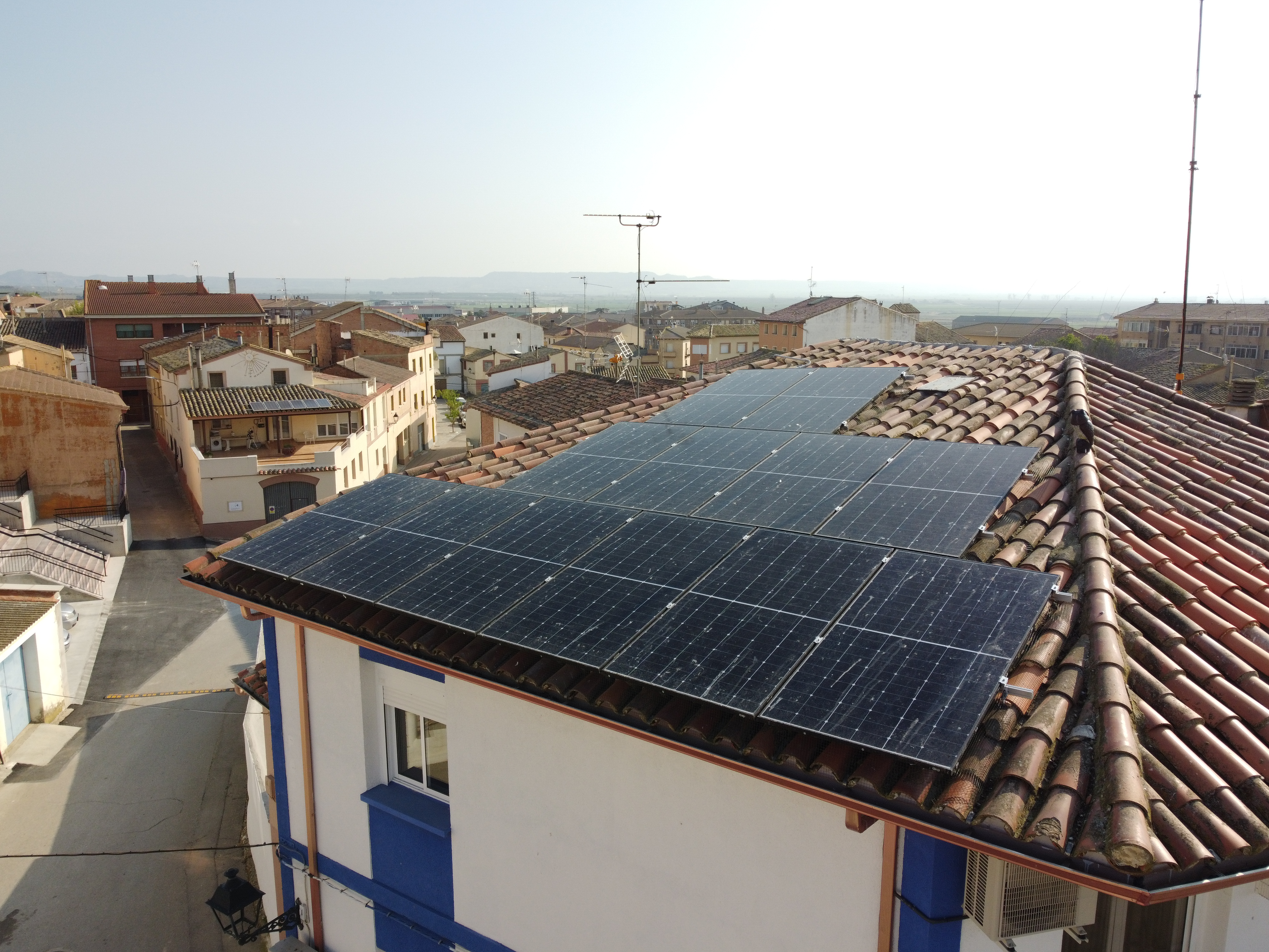 Vista aérea de instalación de paneles solares en tejado residencial