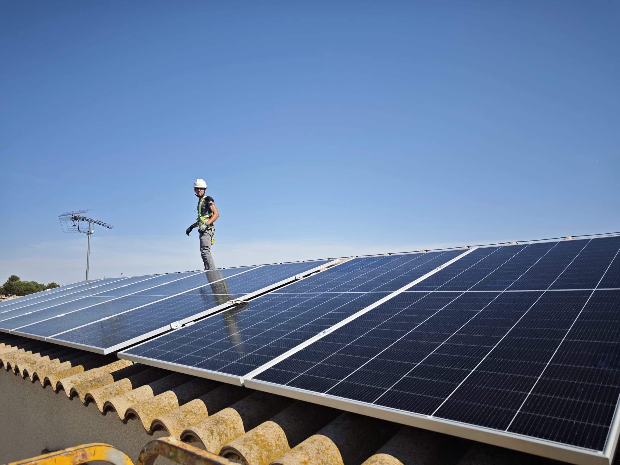 Técnico instalador de Mivas Maris trabajando en cubierta