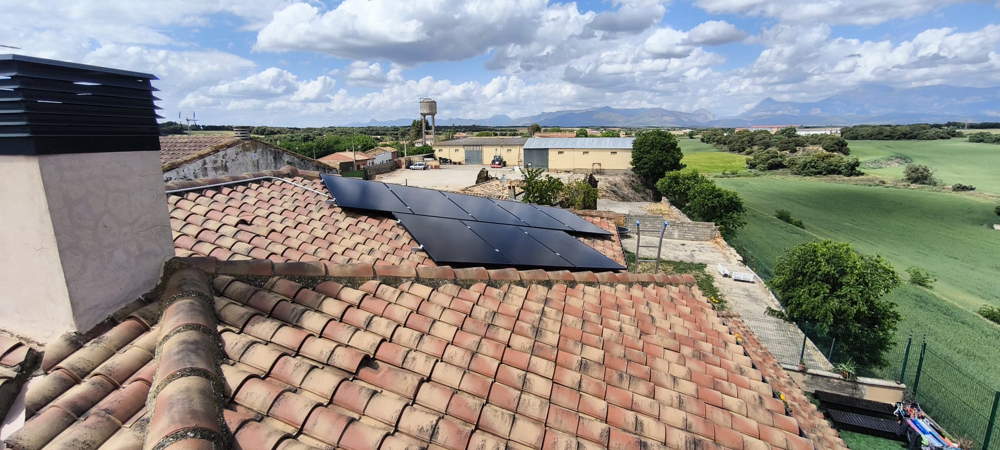 Técnicos realizando montaje de estructura para placas solares
